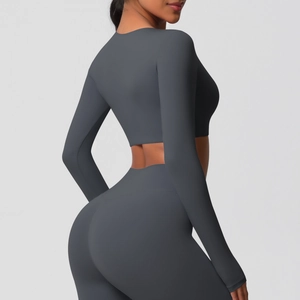 Vue latérale de l'ensemble de yoga gris foncé avec haut à manches longues et legging