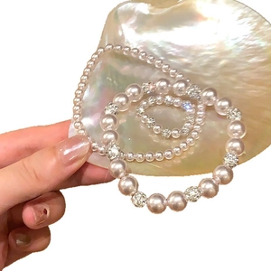 Bracelet multi-rangs en perles de lavande avec roses pavées de diamants et perles métalliques