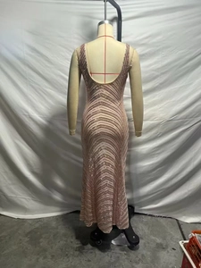 Détail de la robe longue à paillettes champagne avec motifs en V et dos nu élégant