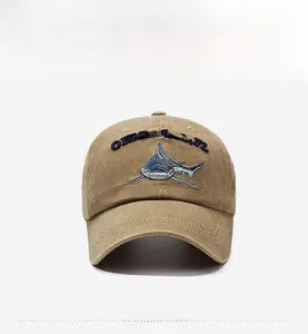 Détail de la broderie requin et du texte sur la casquette en coton kaki