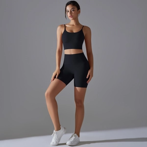Vista dettagliata di pantaloncini yoga a vita alta e reggiseno sportivo in nero opaco