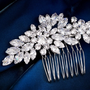 Vue macro de l'élégant peigne à cheveux mariée argenté avec zircone sur satin bleu