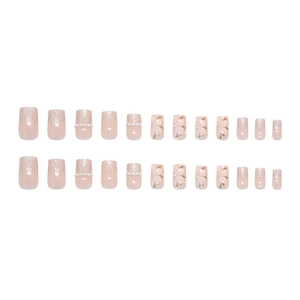 Faux ongles courts carrés rose tendre avec dégradé pailleté, perles et motifs floraux