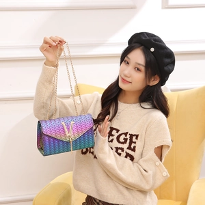 Sac bandoulière tissé dégradé à la mode avec boucle en V dorée et chaîne en métal