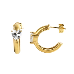 Boucles d'oreilles C en acier doré avec zircon en forme de cœur sur fond blanc épuré