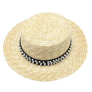 Chapeau canotier en paille avec ruban noir, perles et décorations en strass brillants