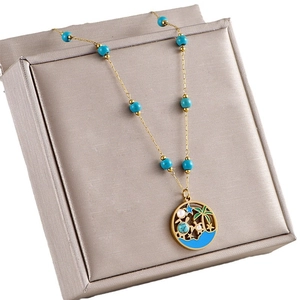 Collier style océan doré avec cocotier, perles turquoise et pendentif tropical