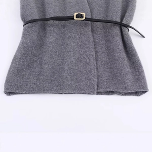 Elegante cappotto di lana grigio scuro con cintura sottile in pelle nera e fibbia oro