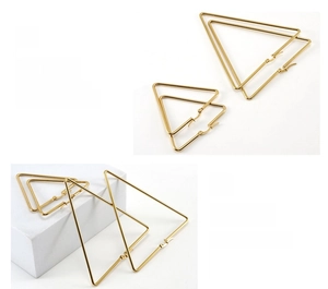 Détail de boucles d'oreilles triangles en acier inoxydable doré 18K avec fini poli
