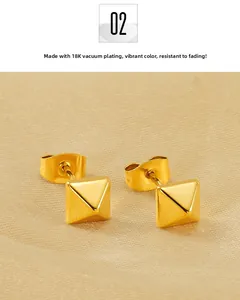 Détail de boucles d'oreilles pyramides en plaqué or 18K avec fermoirs papillons
