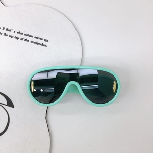 Vue à plat de lunettes soleil shield vert menthe avec accents dorés et verres foncés
