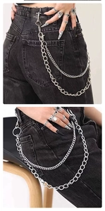 Detail der silbernen doppellagigen Metall-Hosenkette mit groben und feinen Gliedern