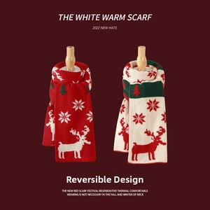 Dettaglio della sciarpa in maglia natalizia con motivi di renne e design reversibile