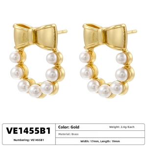 Detailed view of gold bow and pearl wreath earrings with dimensions 17x19mm