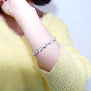 Elegante bracciale romano argentato per donna con zirconi e cristalli al polso