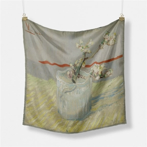 Carré de soie gris Van Gogh Amandiers en fleurs suspendu sur un mur blanc