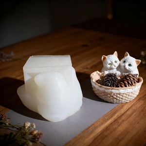 Detailopname van siliconen mal voor kattenmand kaarsen op een houten tafel
