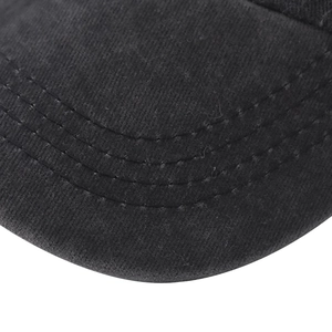 Vue détaillée de la visière d'une casquette noire délavée avec des coutures parallèles solides