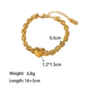 Vue détaillée du bracelet pendentif cœur en titane avec mesures de taille et poids