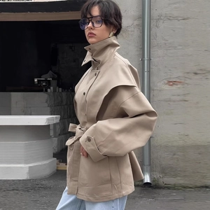Trench-coat court kaki pour femme avec col montant, ceinture ajustable et poches cargo