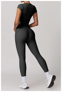 Vista posteriore di leggings yoga neri a vita alta con cucitura a V e top corto