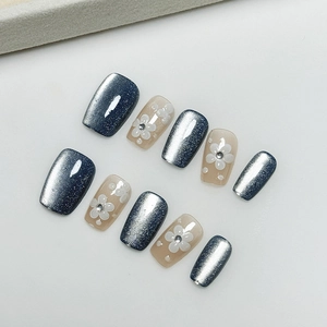 Faux ongles faits main œil de chat bleu foncé et fleurs 3D avec petits strass brillants