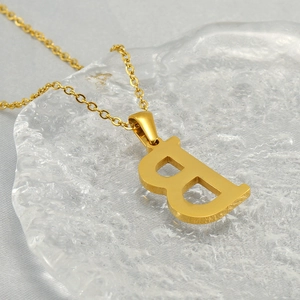 Collier en acier inoxydable doré avec pendentif lettre B sur une base en verre texturé