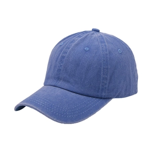 Λεπτομέρεια από το γαλάζιο πλυμένο βαμβακερό καπέλο μπέιζμπολ με ανθεκτικές ραφές