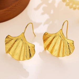 Boucles d'oreilles pendantes feuille de ginkgo dorée vintage avec texture détaillée