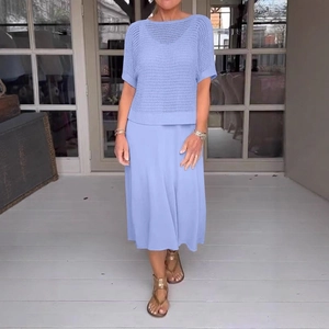 Set coordinato in maglia lavanda composto da top traforato e gonna midi elegante