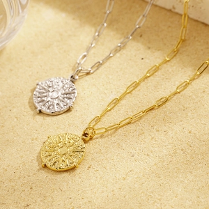Colliers médaillon vintage avec gaufrage soleil et chaîne trombone en or et argent