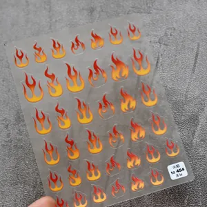 Detailansicht der dünnen Flammen-Nagelaufkleber mit rot-orangefarbenem Farbverlauf to-454