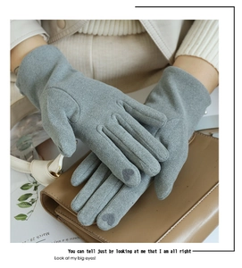 Detailansicht grauer Thermo-Handschuhe mit herzförmiger Touchscreen-Funktion