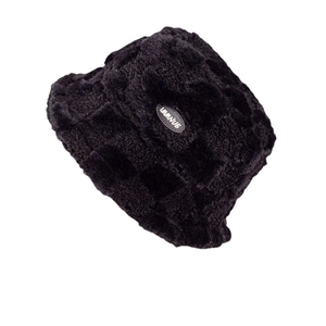 Chapeau bob en laine d'agneau noire pour femme avec texture damier élégante et pelucheuse