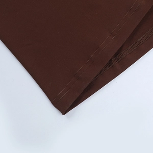 Detail des dunkelbraunen Strickkleid-Saums mit präziser Doppelnaht und Textur