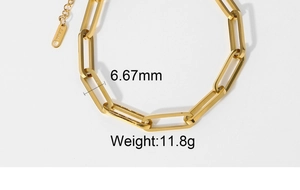 Détail macro du bracelet gourmette doré 6,67mm avec étiquette S.steel et poids 11,8g