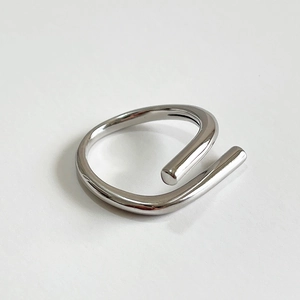 Minimalist 925 sterling silver open ring with a sleek geometric wrap design