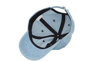 Vue intérieure de casquette en coton bleu clair avec bande anti-sueur et étiquettes