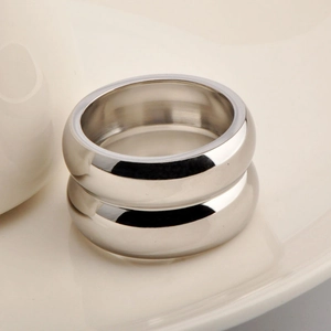 Set de dos anillos de banda ancha de acero inoxidable plateado pulido y diseño minimalista