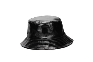 Détail d'un bob en cuir PU noir brillant montrant la texture et les coutures précises