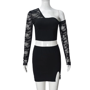 Dettaglio del crop top monospalla in pizzo nero e minigonna abbinata con spacco