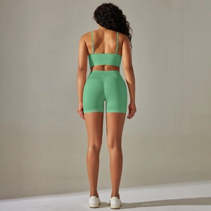 Detailansicht des Racerbacks am mintgrünen, nahtlosen Ripp-Yoga- und Fitness-Set