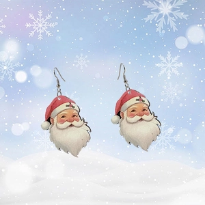 Boucles d'oreilles Père Noël festives avec bonnet rouge sur fond d'hiver enneigé