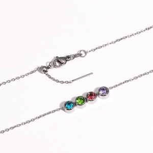 Collier minimaliste en argent avec quatre pendentifs ronds en zircone colorée sur blanc