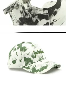 Détail de la boucle en métal et du tissu en coton tie-dye de cette casquette de baseball