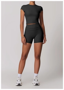 Détail du haut à manches courtes noir et du short taille haute pour yoga et fitness