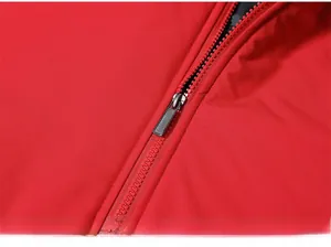 Detail van een rood outdoorjack met soepele rits en metalen schuiver voor mannen