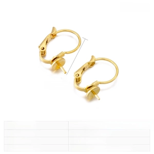 Vue détaillée du crochet de boucle d'oreille en acier plaqué or avec mesure 16x13mm