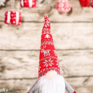 Gnome de Noël avec bonnet rouge à rennes et barbe blanche pour décoration festive
