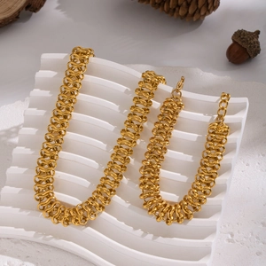 Collier à franges en acier inoxydable doré au design exagéré sur support élégant